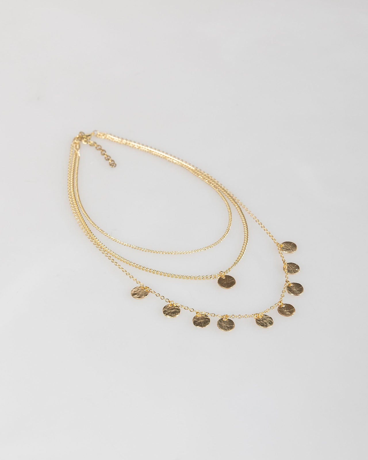Collar doble con abalorios dorados