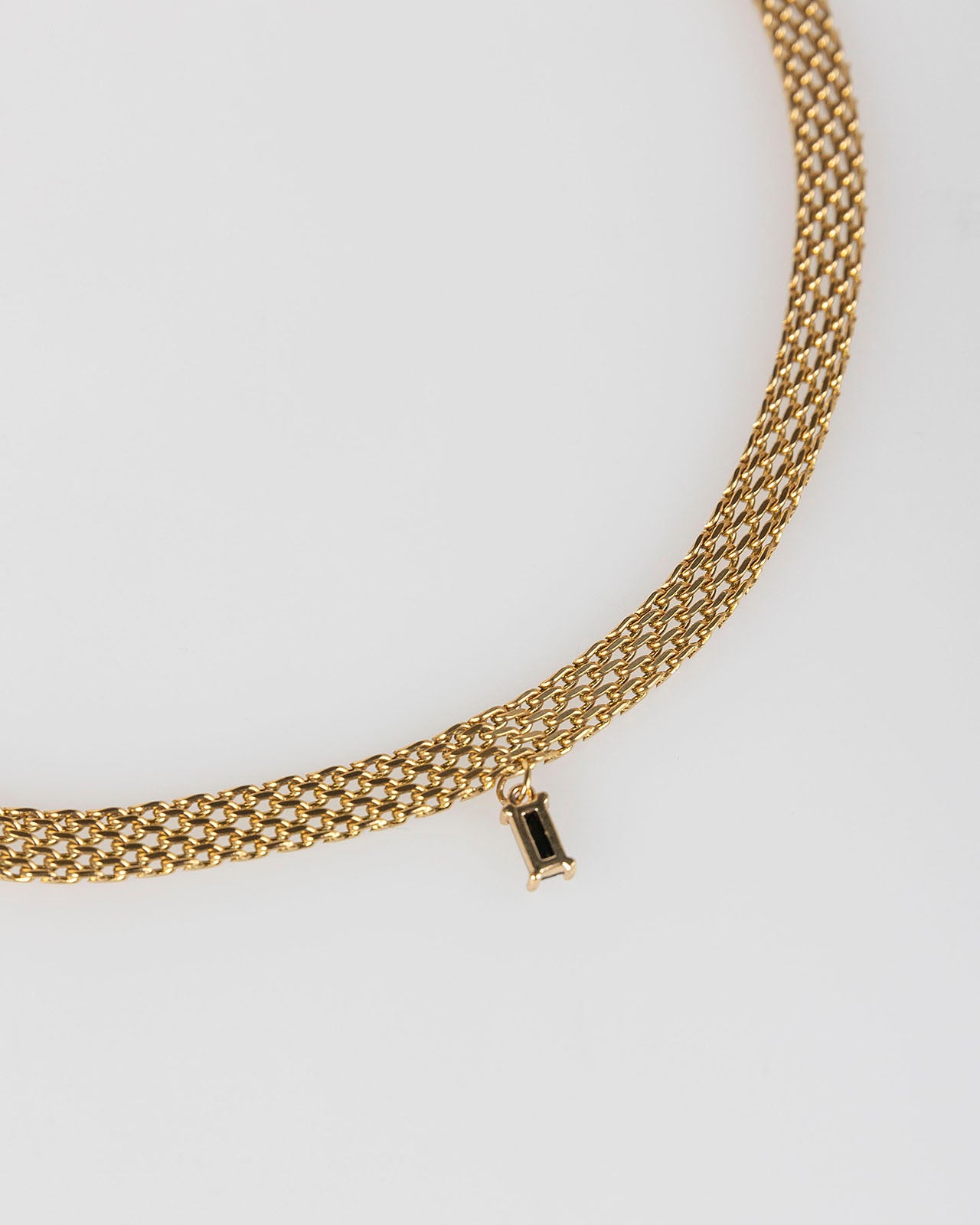 Choker oro con piedra negra