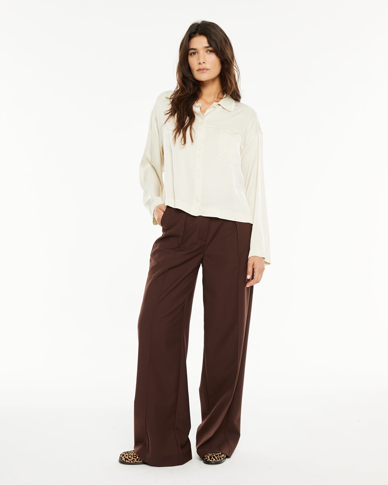 Camisa con bolsillos delanteros