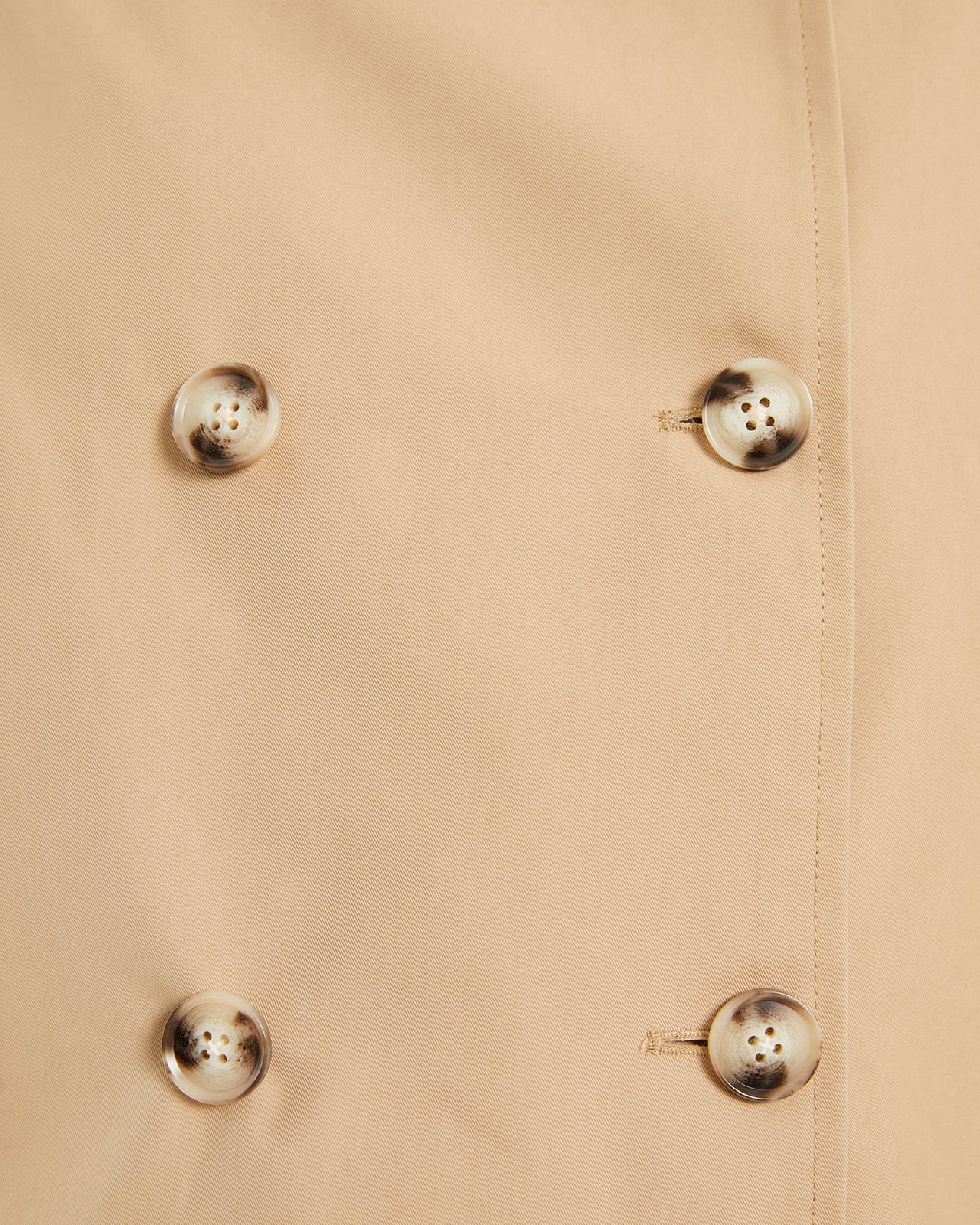 Trench corto con botones