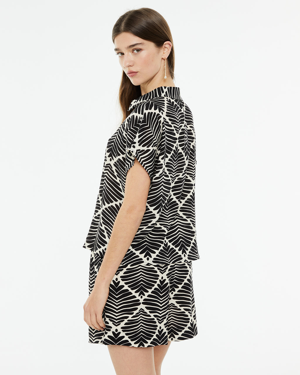 Camisa oversize estampado geométrico bicolor con nudo delantero