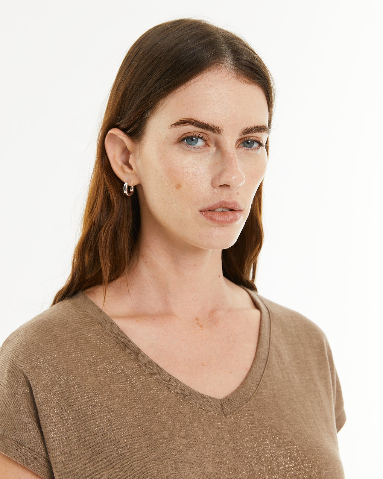 Camiseta escote pico con detalle foil
