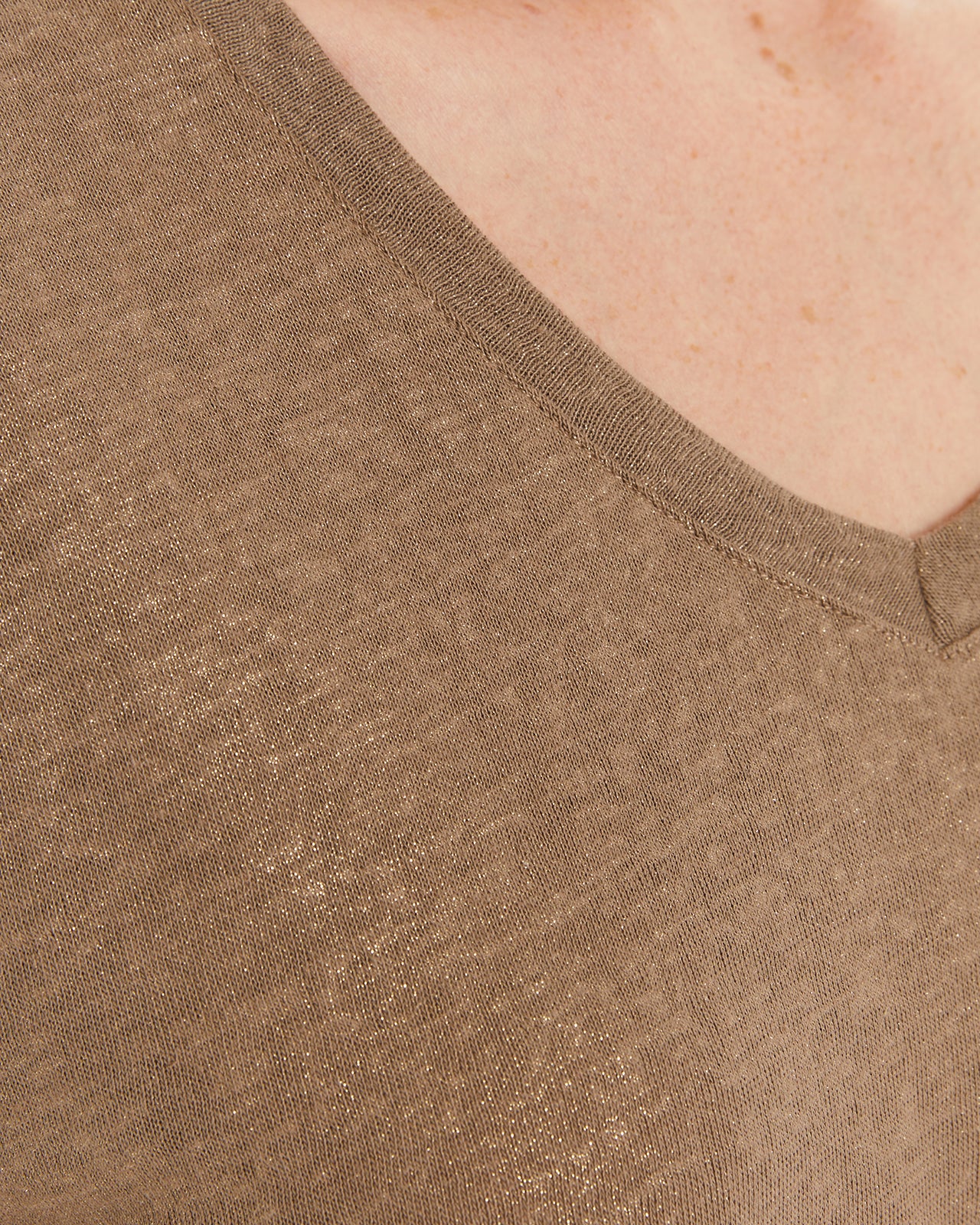Camiseta escote pico con detalle foil