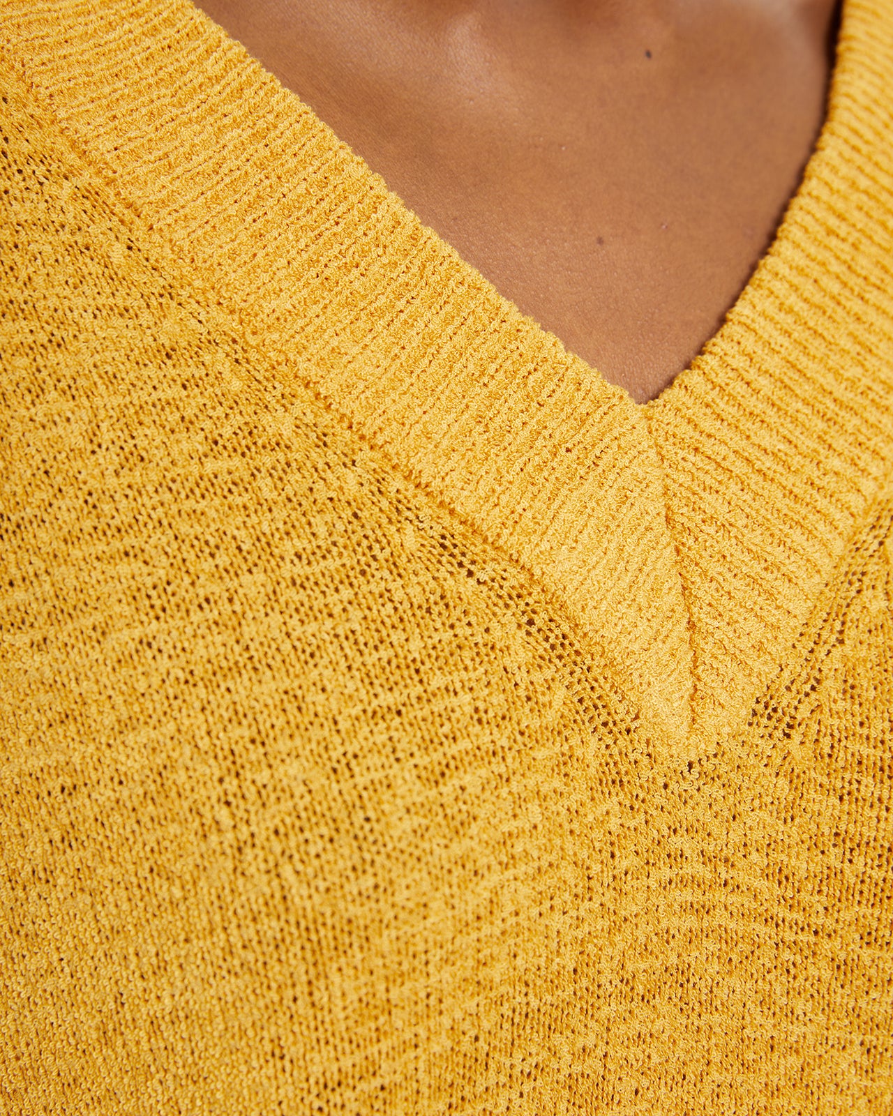 Jersey escote pico con aberturas laterales y acabados rib
