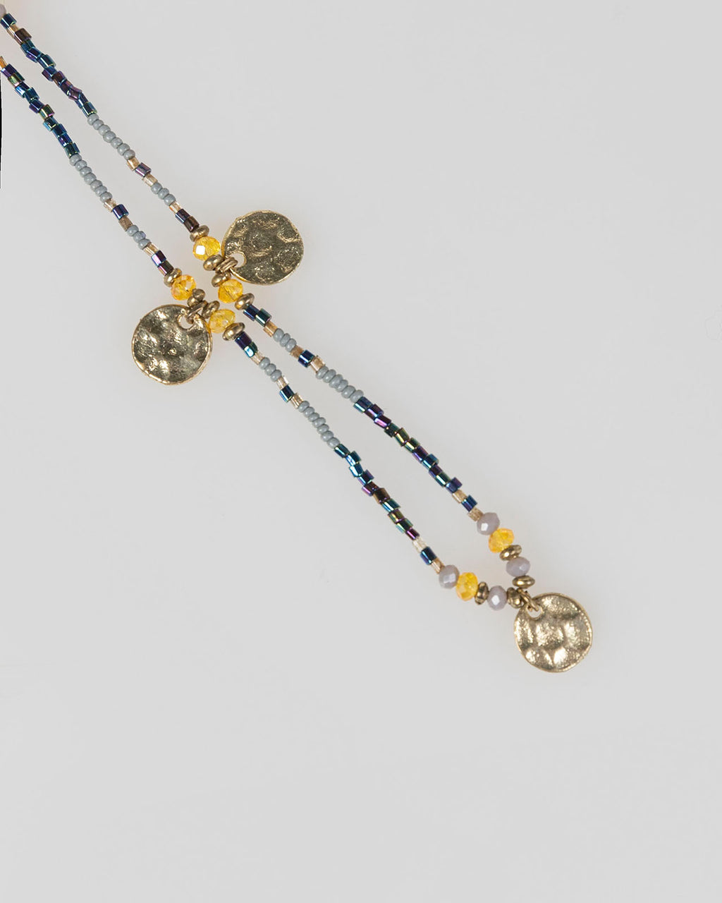 Collar largo con abalorios dorados
