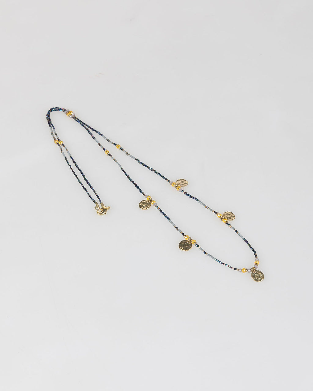 Collar largo con abalorios dorados