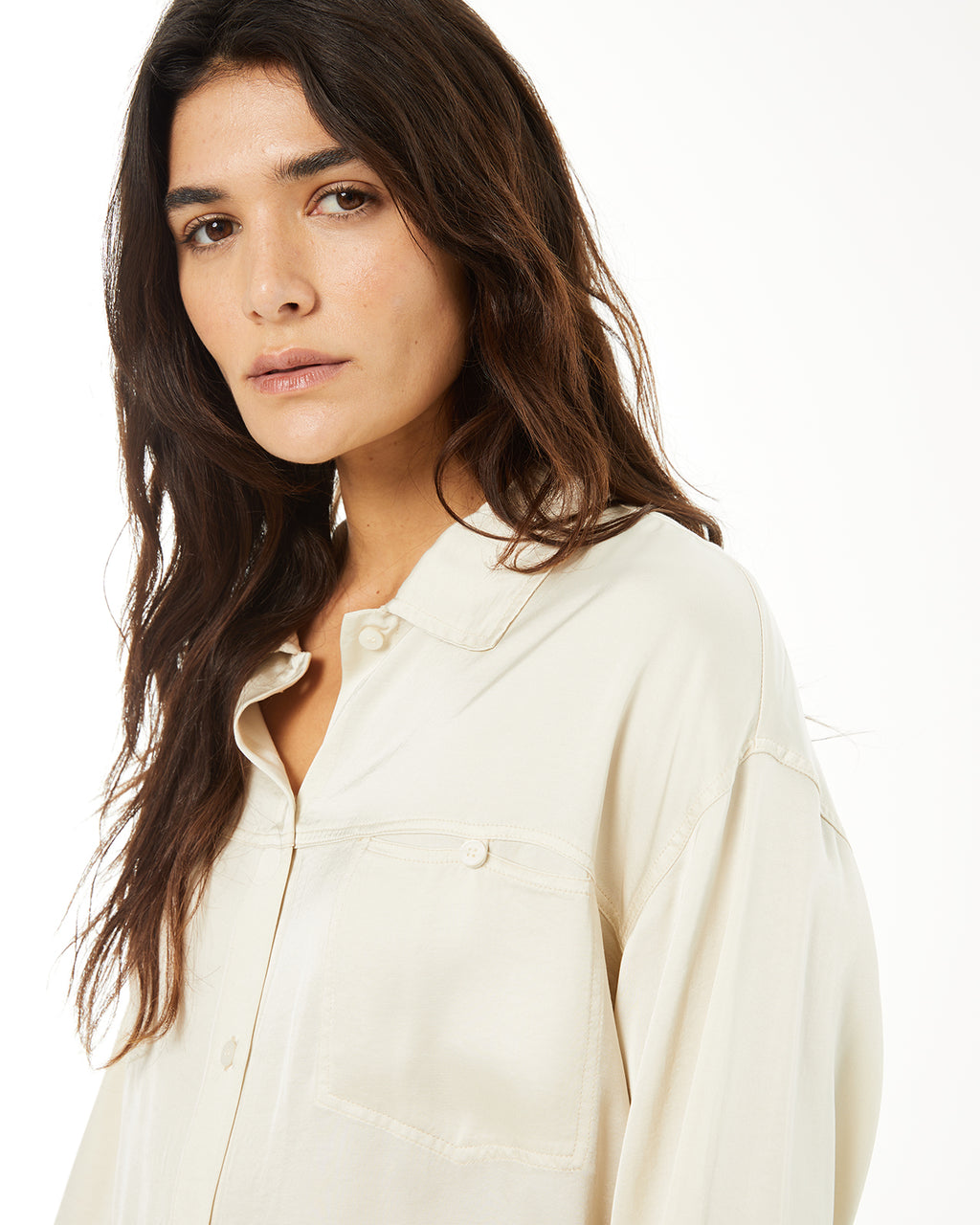 Camisa con bolsillos delanteros