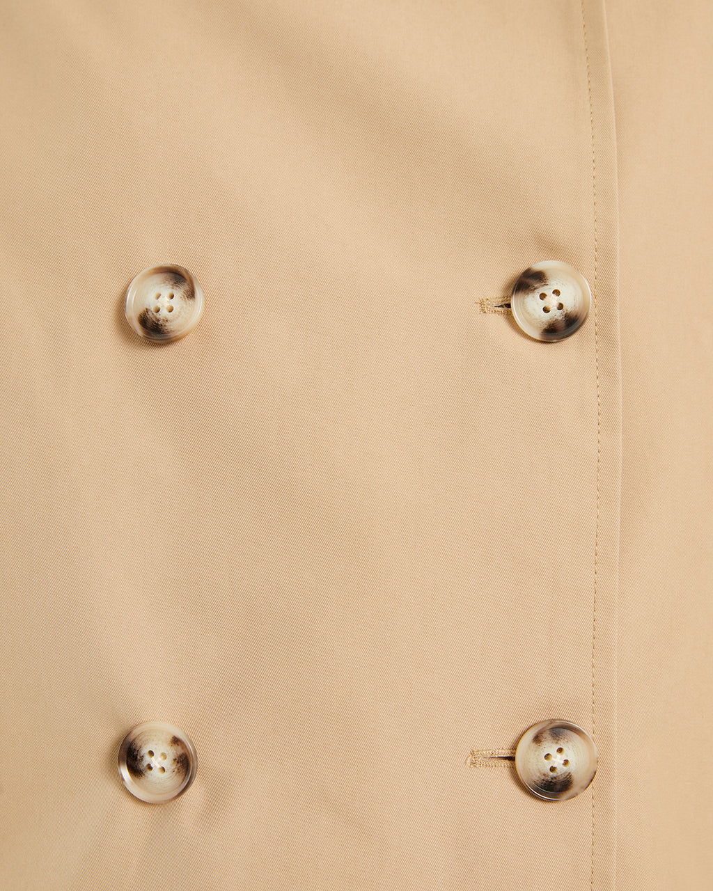 Trench corto con botones