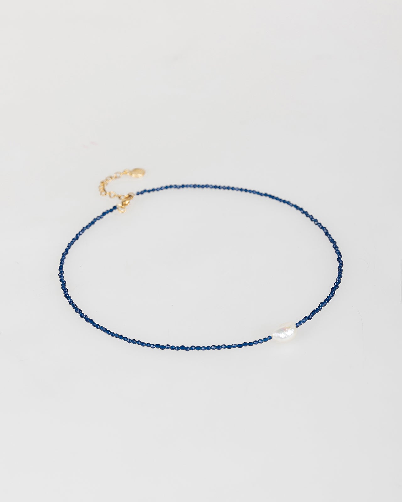 Collar azul con perla blanca