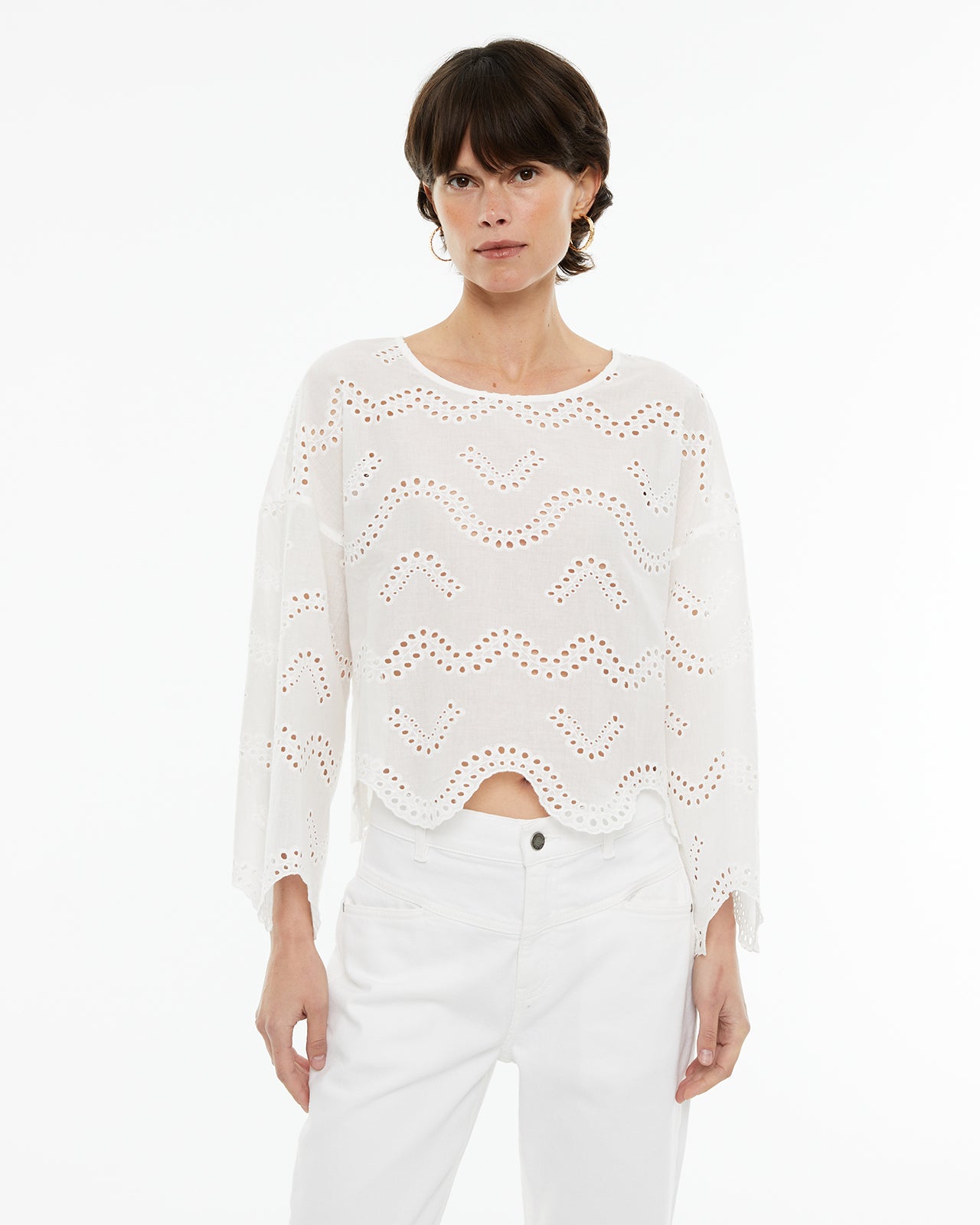 Camisa bordado suizo de manga larga y cuello redondo