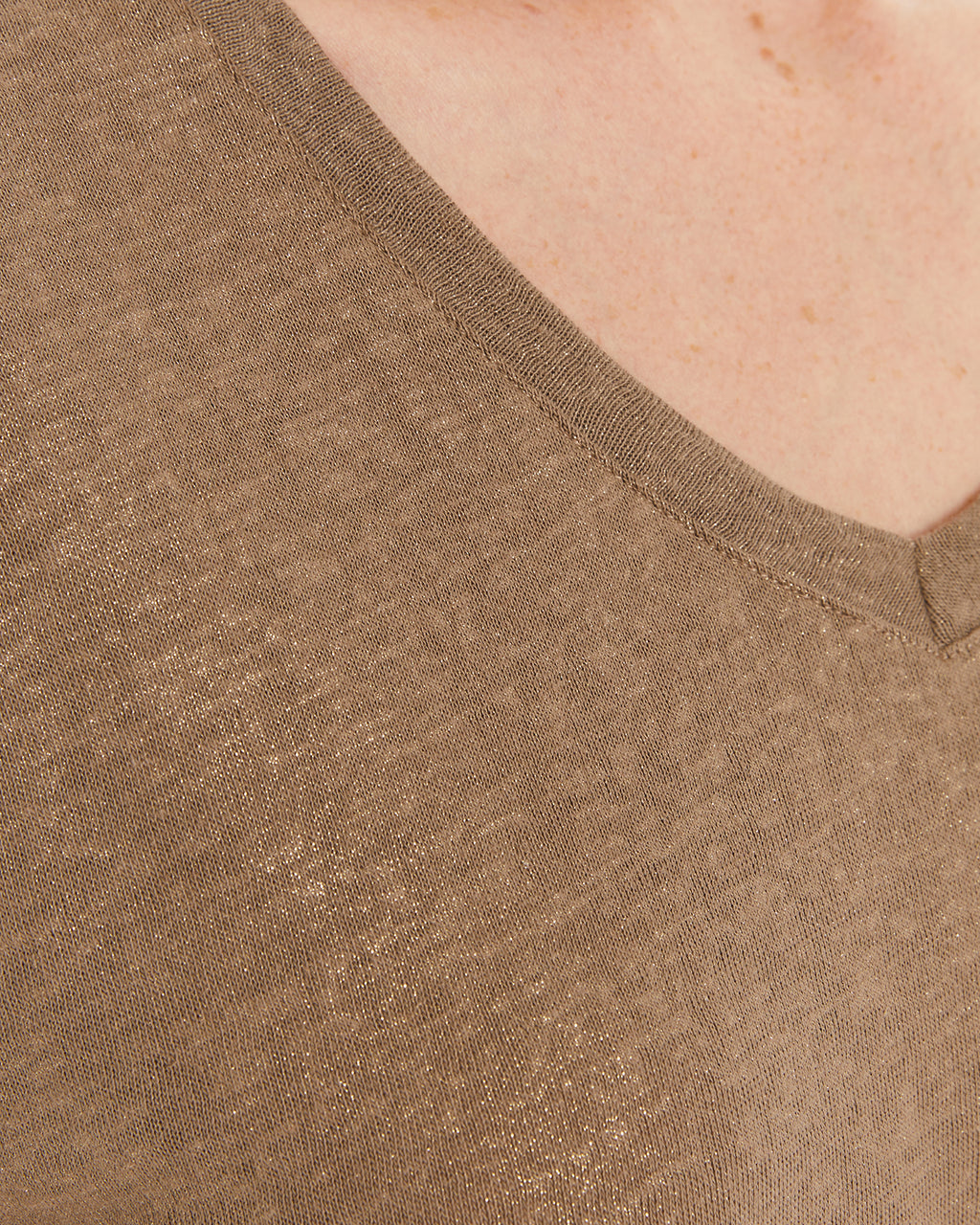 Camiseta escote pico con detalle foil