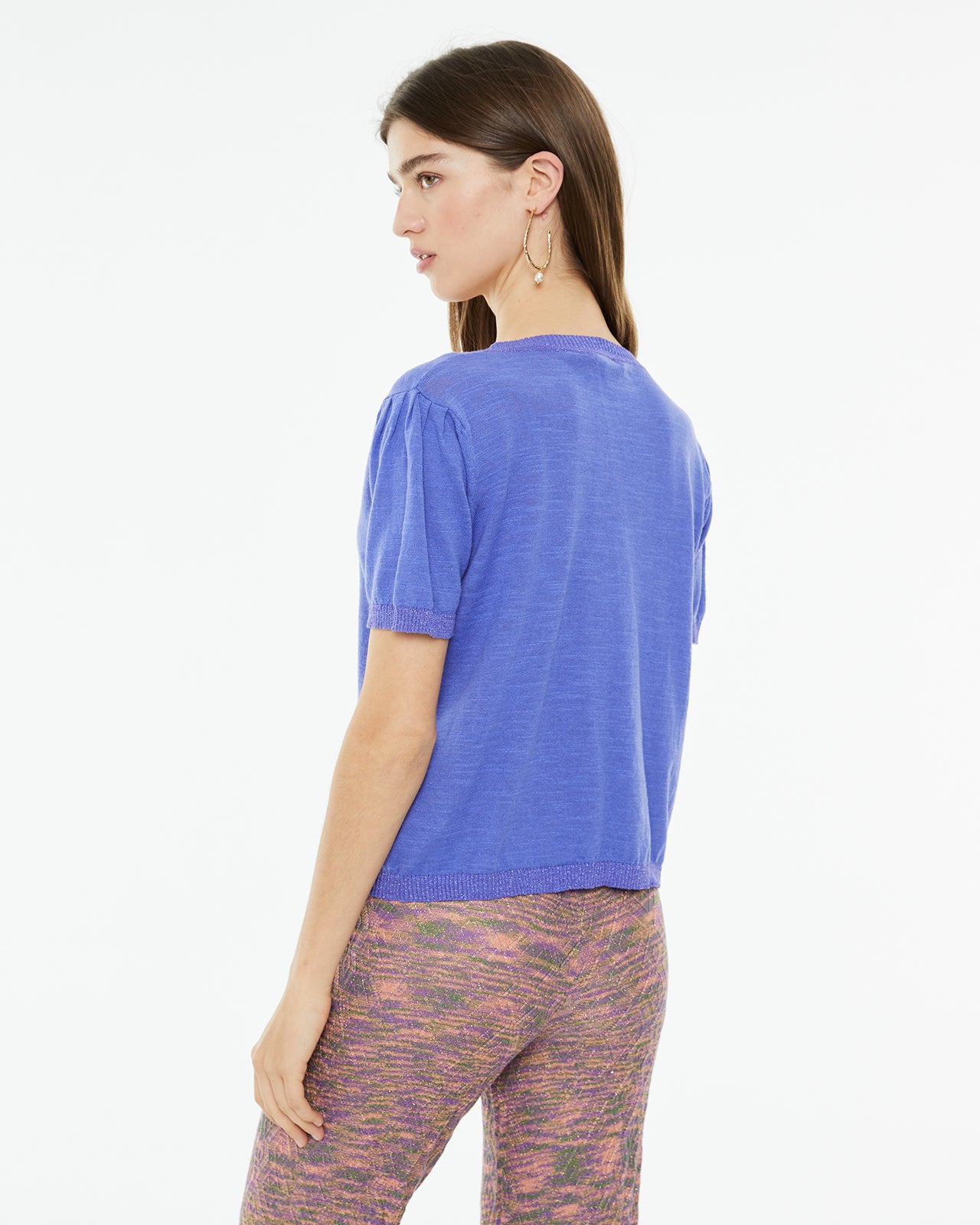 Jersey cuello pico de manga corta con detalle tira escote