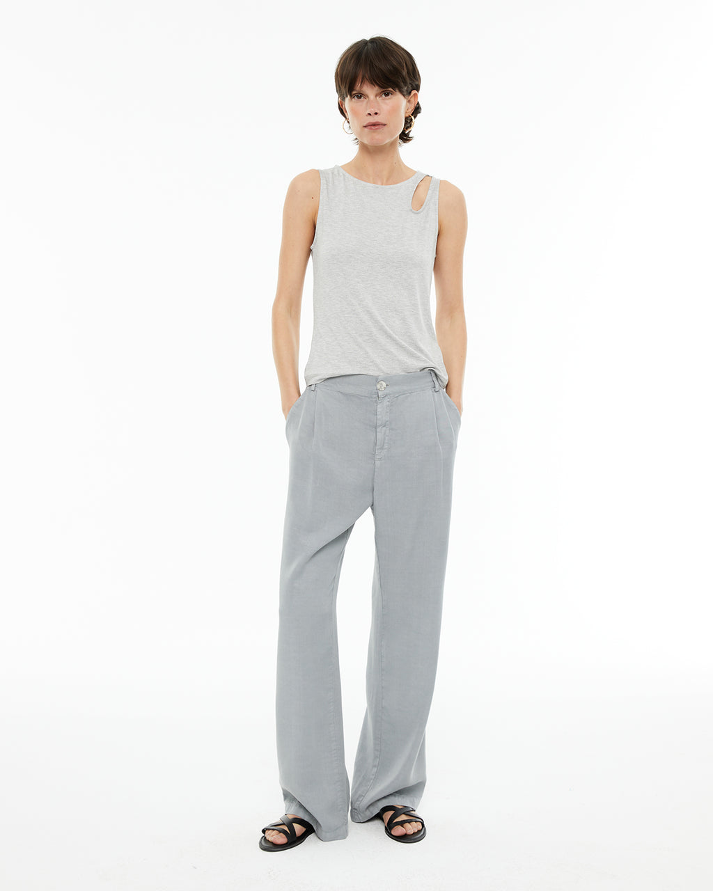 Top ajustado sin mangas detalle cut-out en hombro