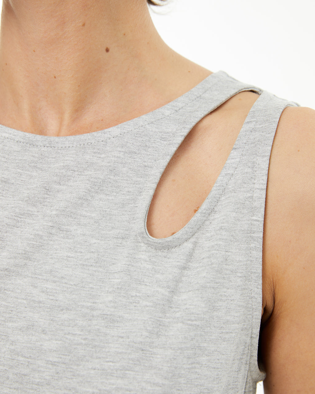 Top ajustado sin mangas detalle cut-out en hombro